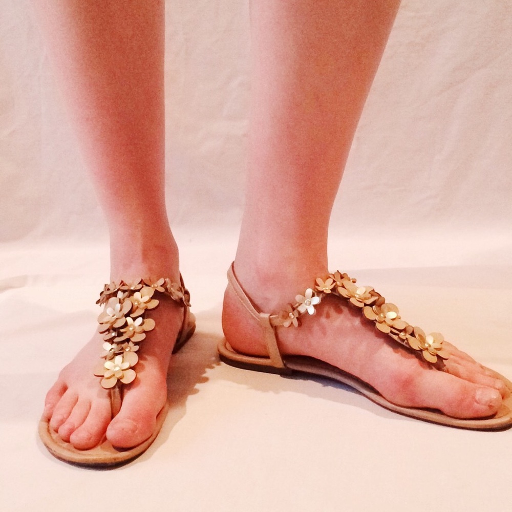 Flower flat sandals.